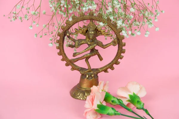 Dancing Lord Shiva Statuetteand Flowers Vibrant Pink Background — Stock Photo, Image