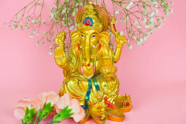 Lord Ganesha Flowers Statuette Vibrant Pink Background — Stock Photo, Image