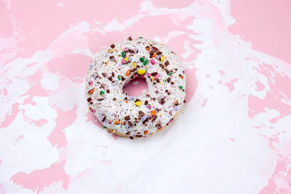 白色和粉红色背景上的甜甜甜圈 — 图库照片