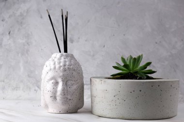 Buddha tütsü ile baş ve sulu bir beton zemin üzerine beton bir tencerede
