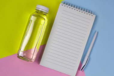 Üstten Görünüm boş beyaz sac, su, kalem parlak arka plan