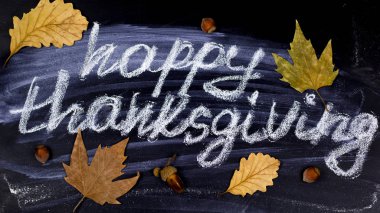 Üstten Görünüm Şükran günün kutlu olsun yazıt sonbahar yaprakları ile tebeşir tahtası