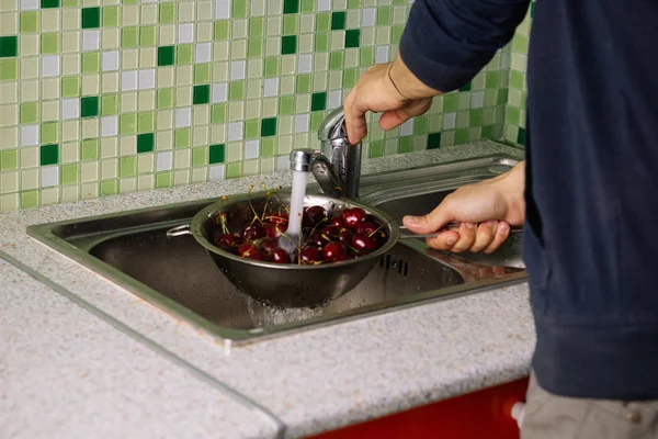 Kirschen Vor Dem Essen Waschen — Stockfoto