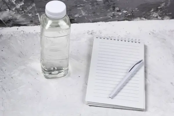 Wasserflasche Offener Notizblock Mit Leerem Blatt Stift Moderner Arbeitsplatz — Stockfoto