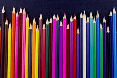 çok kalem siyah arka plan üzerinde renkli