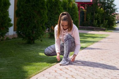 Sportif kadın egzersiz, atlet açık havada çalışan yayınlanmaya başlaması hazır Başlarken