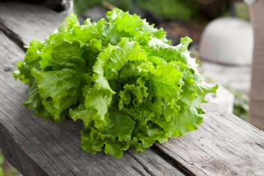 ahşap bir masa, taze organik sağlıklı gıda üzerinde taze marul