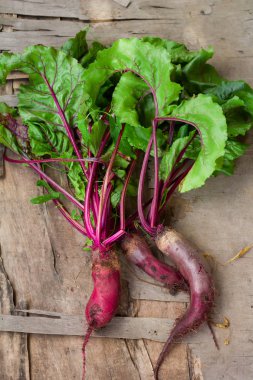 ahşap arka plan üzerinde taze organik pancar