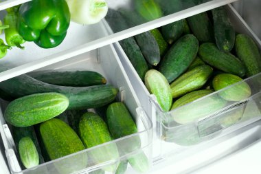 Buzdolabının raf ve çekmeceler yeşil sebze, işlenmemiş gıda, vegan, sağlıklı gıda, sağlıklı yaşam, gıda depolama kavramı tam açın