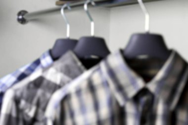 arka plan bulanık gri mavi ekose gömlek askıları