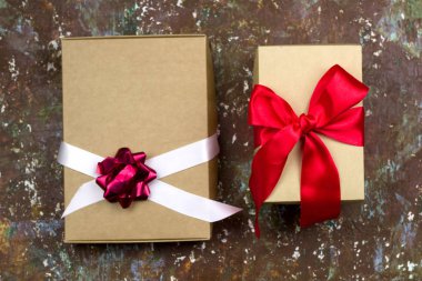 Festival hediye kutuları kahverengi eski püskü antika arka plan Üstten Görünüm