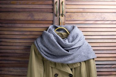 ceket askı üzerinde eşarp, vintage dolabın arka planı için