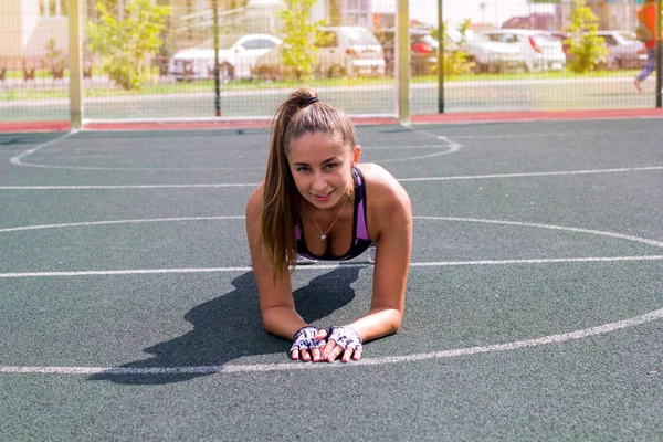 Planking Egzersiz Basketbol Sahası Açık Egzersiz Yaparak Ince Atletik Kadın — Stok fotoğraf