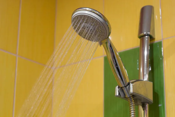 Dusche Mit Wasserdruck Gelbe Fliesen Auf Dem Hintergrund — Stockfoto