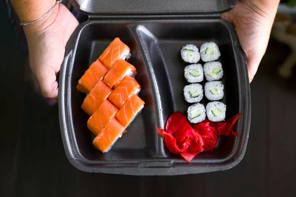 Sushi Fresco Placa Preta Mulher Segurando Recipiente Com Sushi Entrega — Fotografia de Stock