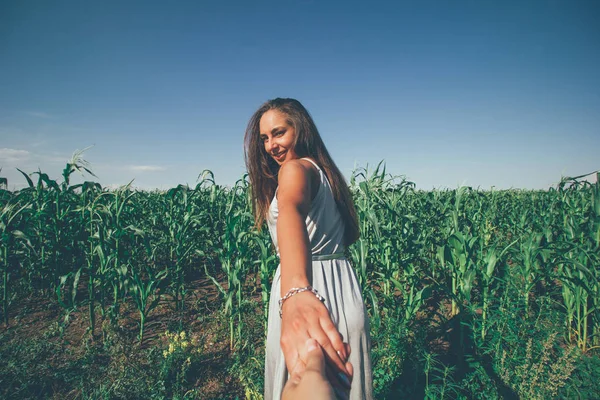 Hermosa Joven Bronceada Vestido Plata Piel Campo Maíz Retrato Sígueme —  Fotos de Stock