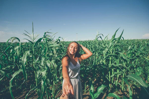 Hermosa Joven Bronceada Vestido Plata Piel Campo Maíz Retrato Sígueme —  Fotos de Stock