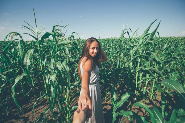 Hermosa Joven Bronceada Vestido Plata Piel Campo Maíz Retrato Sígueme —  Fotos de Stock