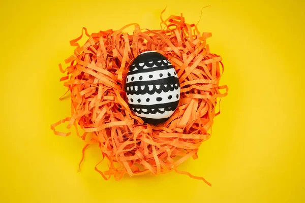 Bovenaanzicht Geverfd Zwart Wit Paasei Met Geometrische Patetrn Decoratieve Nest — Stockfoto
