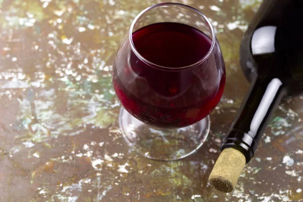 Copa Vino Con Vino Tinto Botella Vino Fondo Madera —  Fotos de Stock