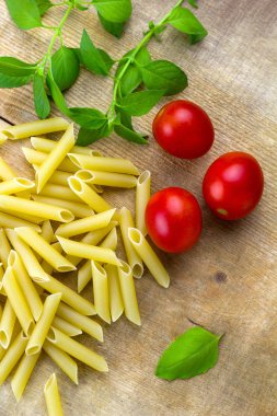 makarna, domates, fesleğen ahşap kesme tahtası