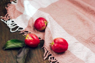 Üstten Görünüm apple ürünleri için ahşap bir masa masa örtüsü, kopya alanı, ile yerleştirin