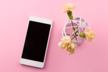 Üstten Görünüm cep telefonu pembe arka plan