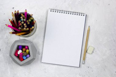 Üstten Görünüm parlak çalışma yer defter ile boş sheetcopy uzay ve parlak kalemler