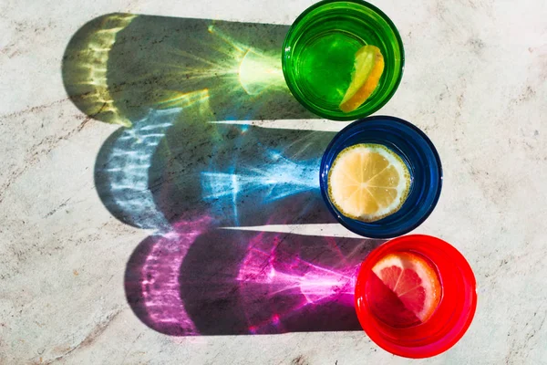 Vista Superior Vidro Brilhante Com Bebida Fatia Limão Bela Sombra — Fotografia de Stock