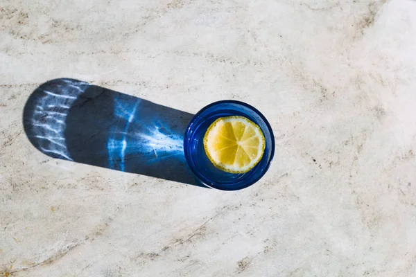 Helles Glas Mit Getränk Und Zitronenscheibe Schöner Schatten Auf Einem — Stockfoto