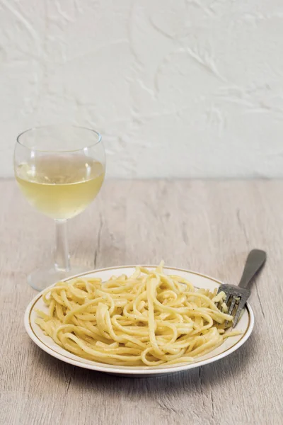 Pasta Och Vitt Vin Glas Ett Träbord — Stockfoto
