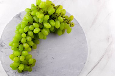 Üstten Görünüm yeşil olgun üzüm çilek mermer bir zemin üzerine