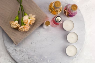 Spa ayarla şişe, mumlar ve üstten görünüm mermer arka plan kopya alanı çiçekler