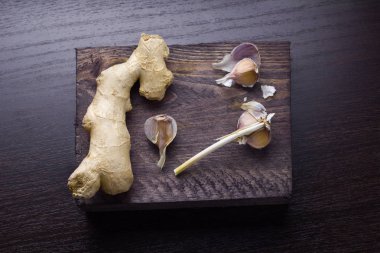 Üstten Görünüm zencefil ve sarımsak bir ahşap tahta üzerinde