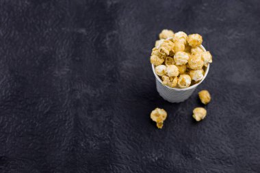 Üstten Görünüm pop corn siyah bir zemin üzerine