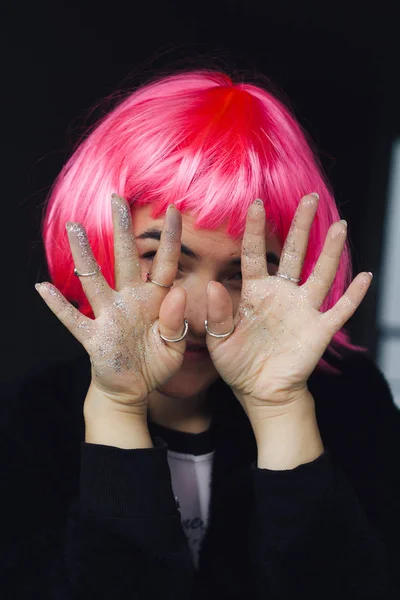 Mujer Una Peluca Rosa Manos Con Lentejuelas Cerca Cara — Foto de Stock