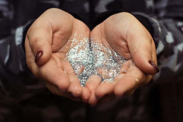 Paillettes Argento Nelle Mani Femminili — Foto Stock