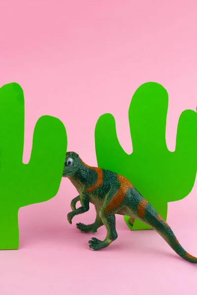 Lustiges Grünes Dinosaurier Spielzeug Und Papier Bastelkakteen Auf Pastellrosa Hintergrund — Stockfoto