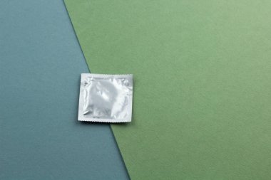 Üstten Görünüm prezervatif bir mavi yeşil arka plan kopya alanı üzerinde