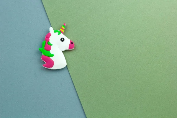 Kleines Einhorn Spielzeugkopf Auf Blauem Und Grünem Papier Hintergrund Kopierraum — Stockfoto