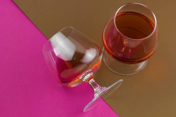 Gafas Vino Con Vista Superior Vino Tinto Sobre Fondo Rosa —  Fotos de Stock