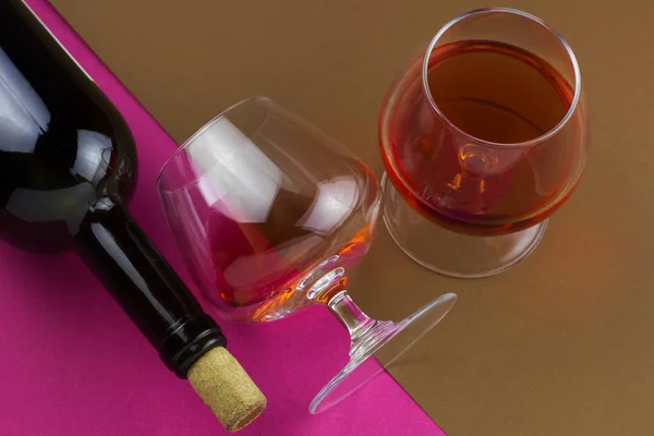 Botella Vino Gafas Vino Con Vista Superior Vino Tinto Sobre —  Fotos de Stock