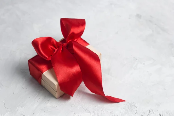 Rote Geschenkschachtel Mit Rotem Satinband Von Oben — Stockfoto