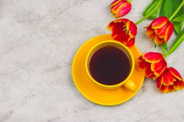 bardak içki ve Lale mermer masa, üstten görünüm, boş kopya alanı