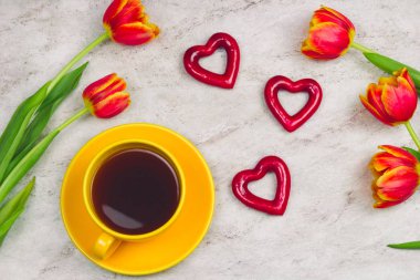 bir içki, kırmızı kalp, Lale mermer tablo, üstten görünüm