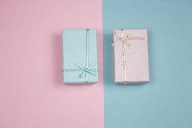 Üstten Görünüm mavi hediye kutusu pembe bir arka plan ve mavi arka plan yaratıcı şenlikli düz lay üzerinde pembe hediye kutusu