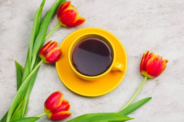 bardak içki ve Lale mermer tablo, üstten görünüm