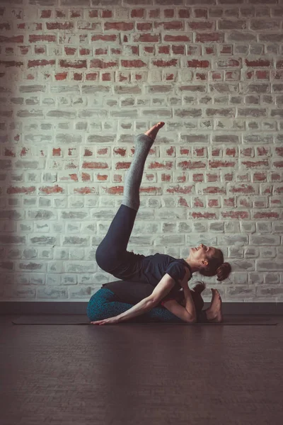 Dua Wanita Cantik Kaukasia Melakukan Yoga Mitra Studio Yoga Dinding — Stok Foto