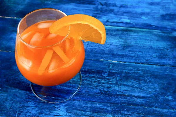 Cóctel Naranja Sobre Fondo Rústico Azul — Foto de Stock