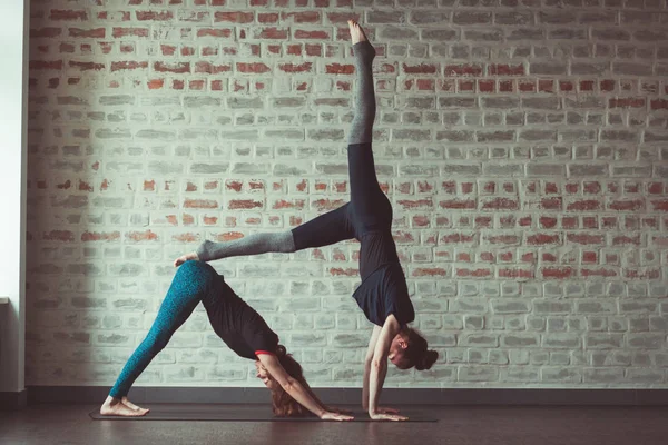 Dua Wanita Cantik Kaukasia Melakukan Yoga Mitra Studio Yoga Dinding — Stok Foto